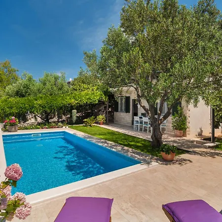 Ivana Casa de Férias Rogoznica (Sibenik-Knin)